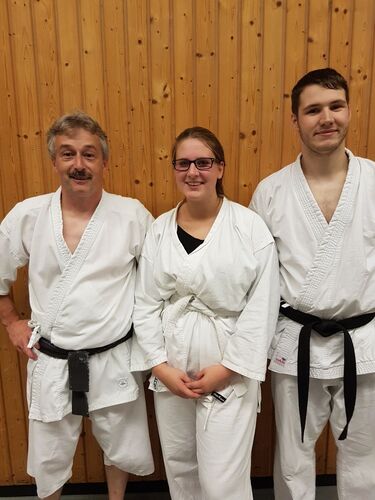 Lea zusammen mit Uke Peter (links) sowie Prüfer Simon (rechts).