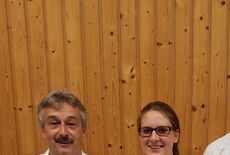 Lea zusammen mit Uke Peter (links) sowie Prüfer Simon (rechts).