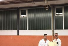 Frank Mercsak überreicht Hubert Luhmann die silberne Ehrennadel des DAB.