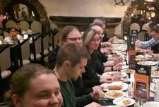 Wir beim gemütlichen Essen