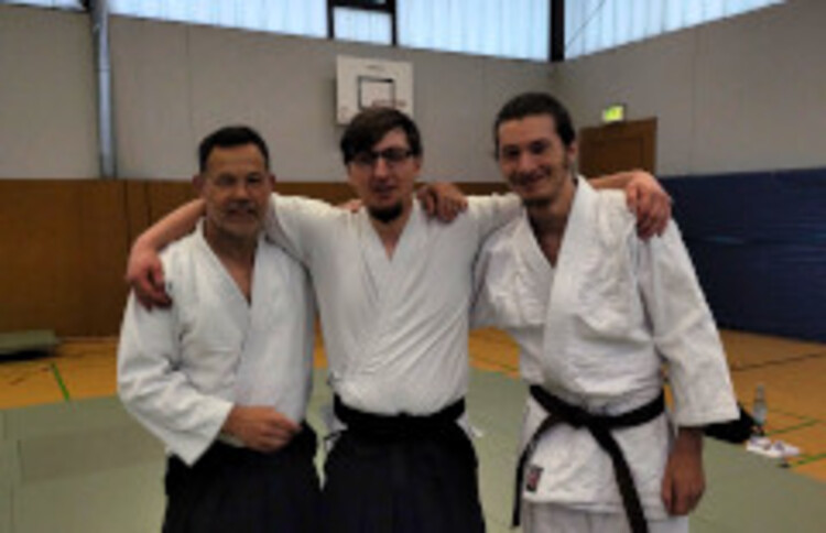 Veit hat letzten Samstag seine Prüfung zum 1. Dan bestanden.